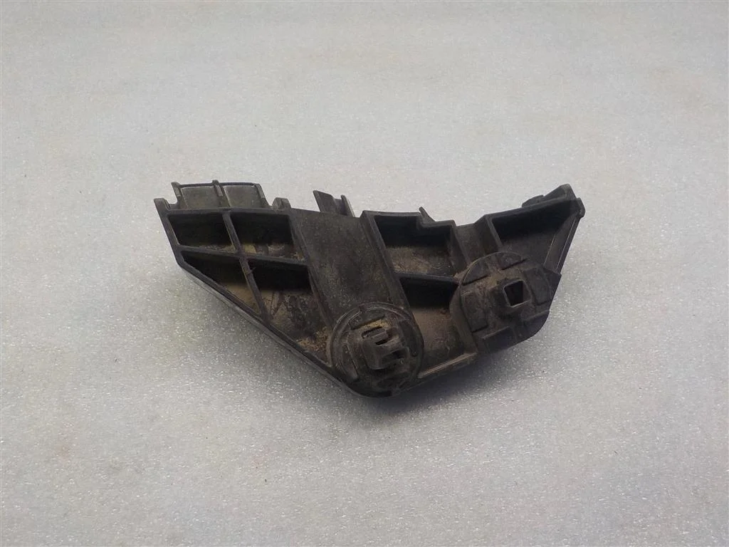 Кронштейн заднего бампера правый Toyota Corolla X (2006—2010)