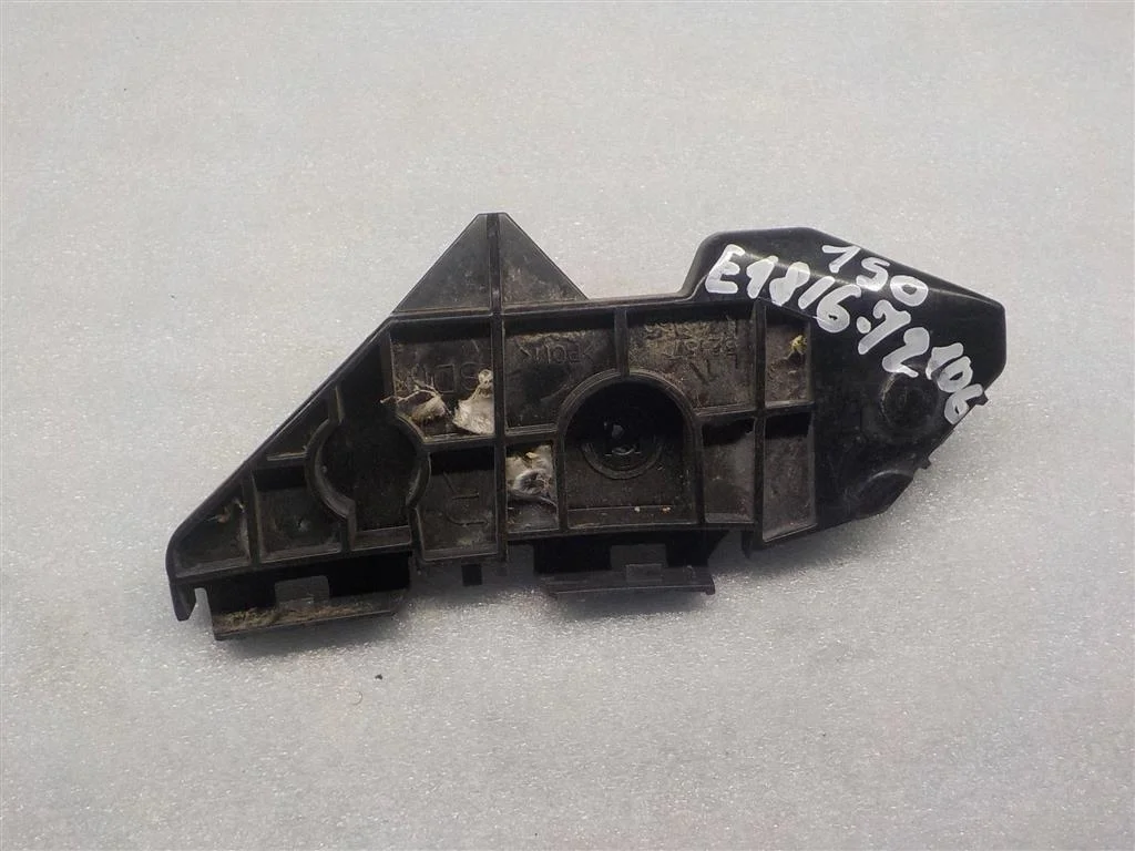 Кронштейн заднего бампера правый Toyota Corolla X (2006—2010)