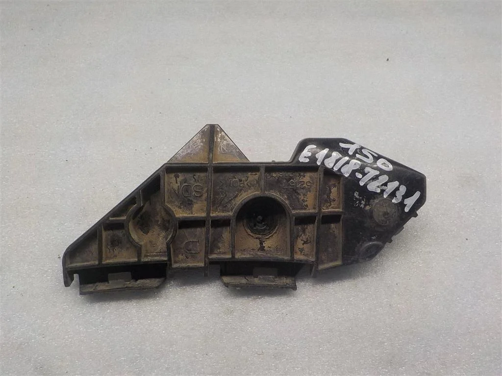 Кронштейн заднего бампера правый Toyota Corolla X (2006—2010)