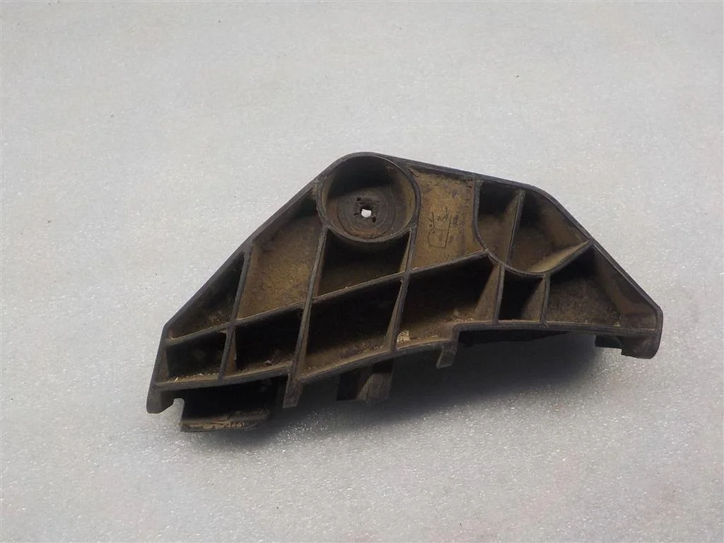 Кронштейн заднего бампера правый Toyota Corolla X (2006—2010)