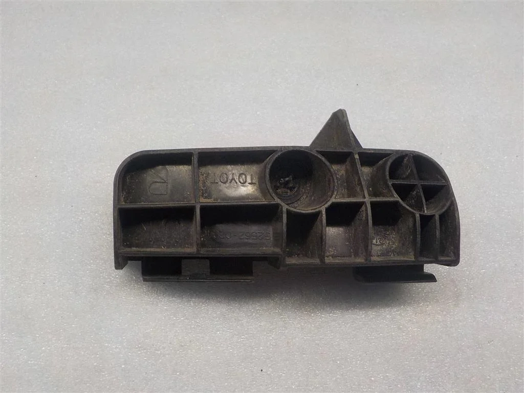 Кронштейн заднего бампера правый Toyota Auris E150 (2006—2010)