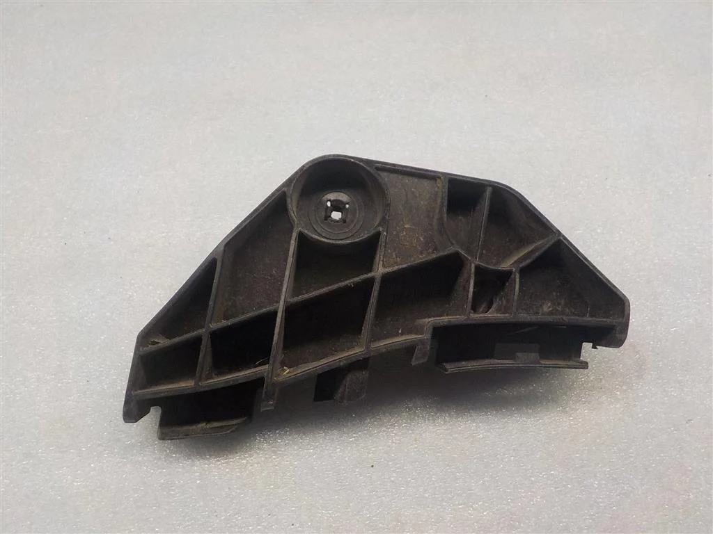 Кронштейн заднего бампера правый Toyota Corolla X (2006—2010)