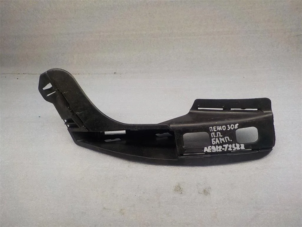 Кронштейн переднего бампера правый Peugeot 308 I (2007—2011)