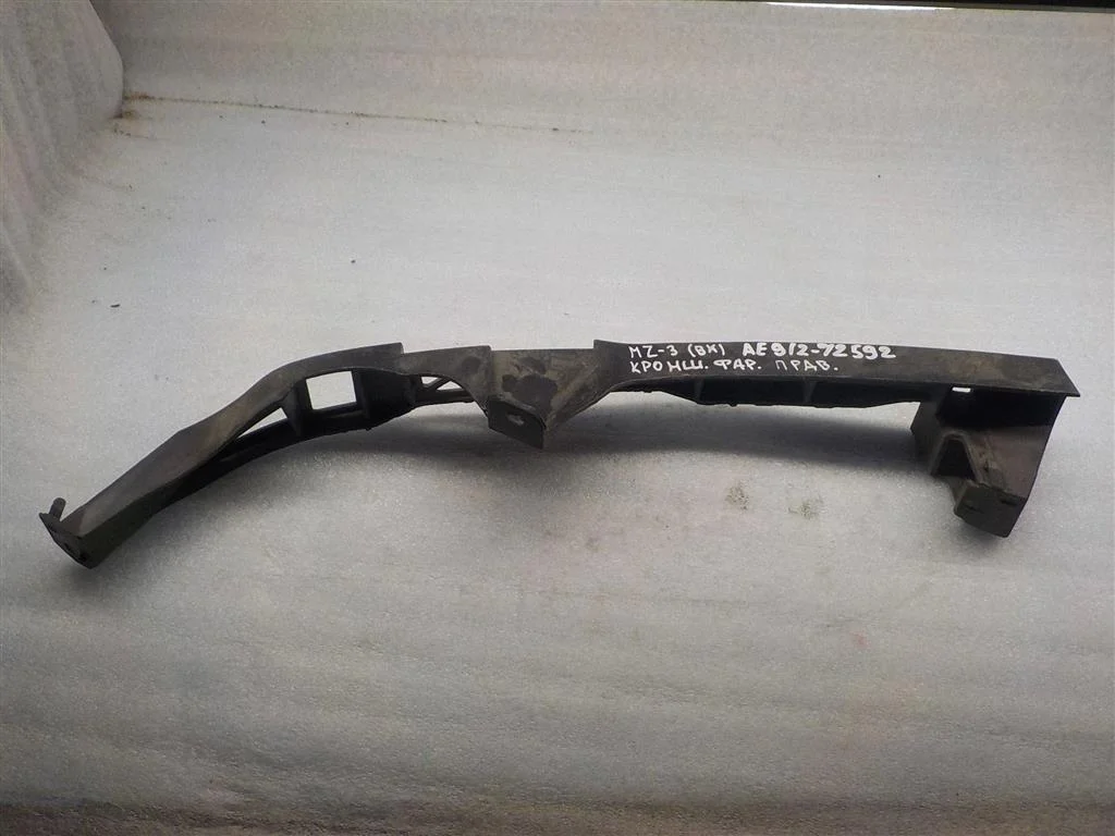 Кронштейн фар правый Mazda 3 BK (2003—2006)