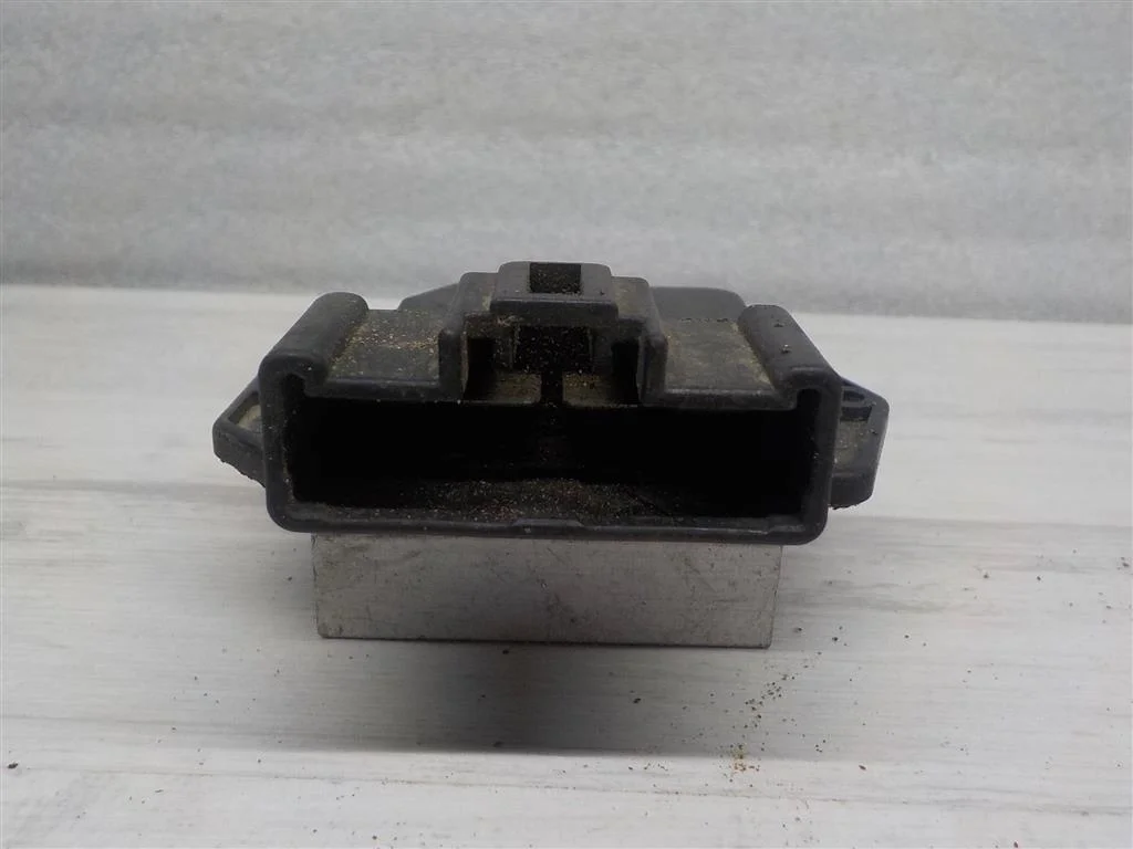 Резистор отопителя Toyota Avensis T250 (2003—2006)