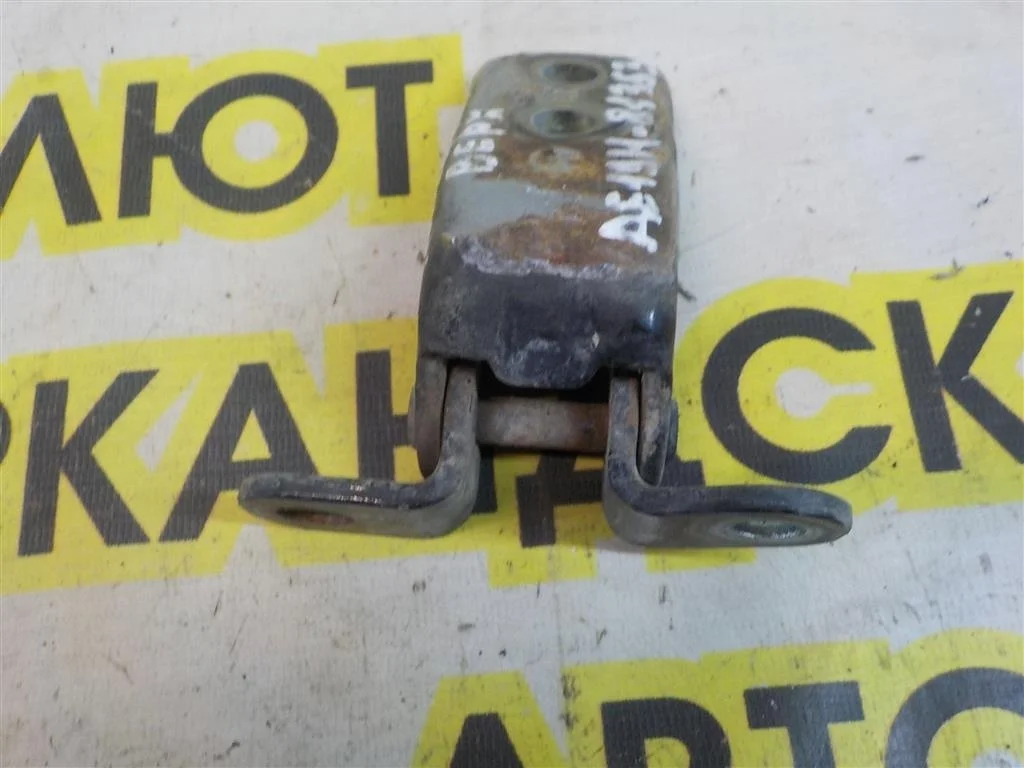 Петля двери передней правой верхняя Toyota Hilux VII (2004—2011)