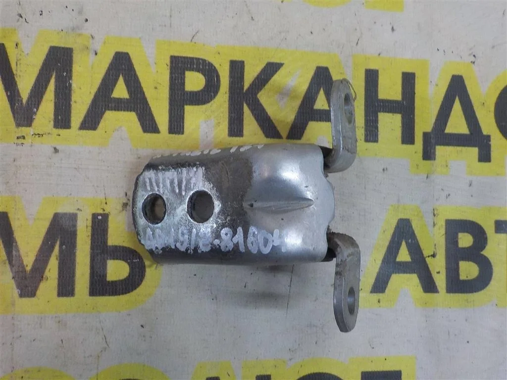 Петля двери передней правой нижняя Nissan X-Trail II (2007—2011)