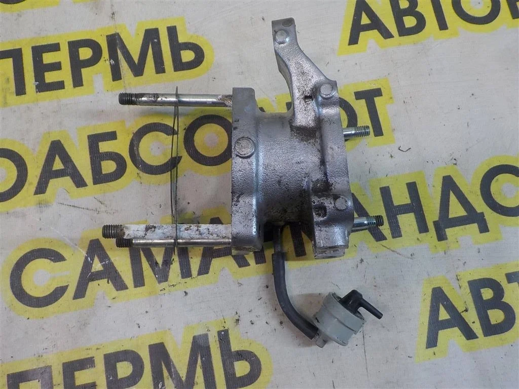 Фланец вентиляции картерных газов Toyota Hilux VII (2004—2011)