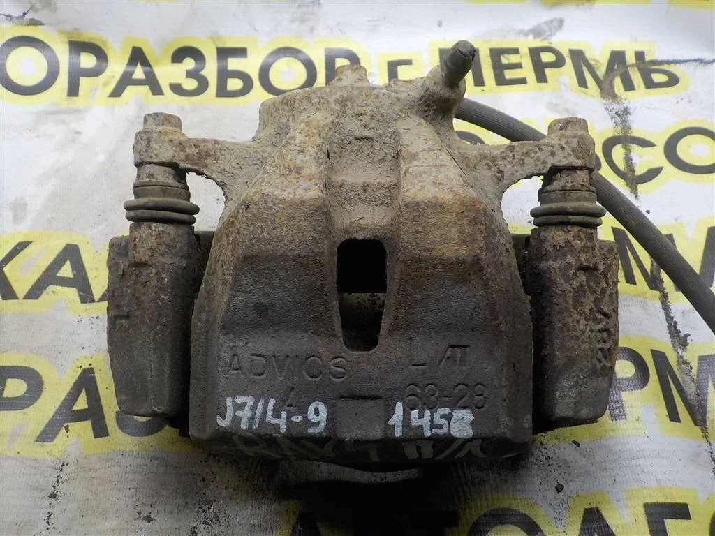 Суппорт передний левый Toyota RAV4 III (2005—2010)