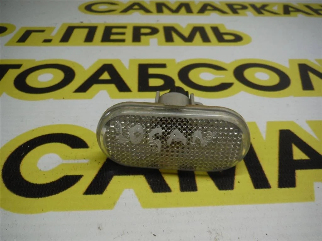 Повторитель на крыло белый Renault Logan I (2004—2009)