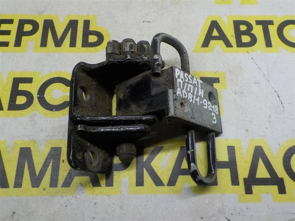 Петля двери передней правой нижняя Volkswagen Passat B6 (2005—2010)