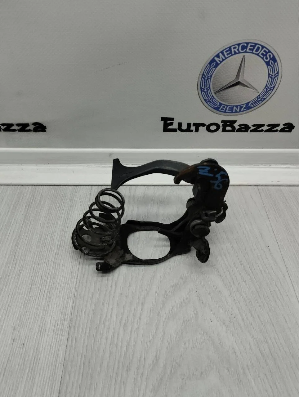 Замок капота Mercedes W210