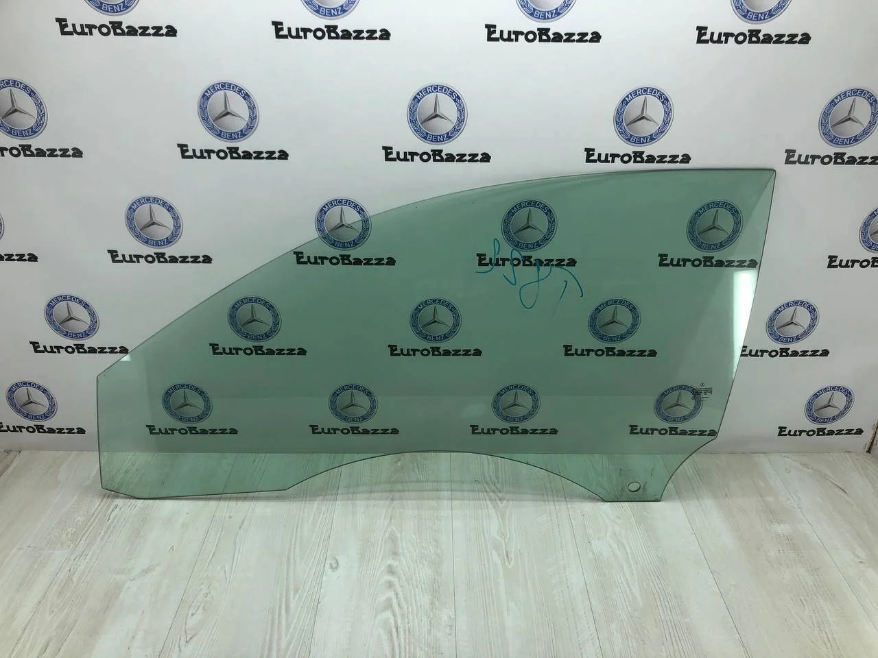 Стекло переднее левое Mercedes W209