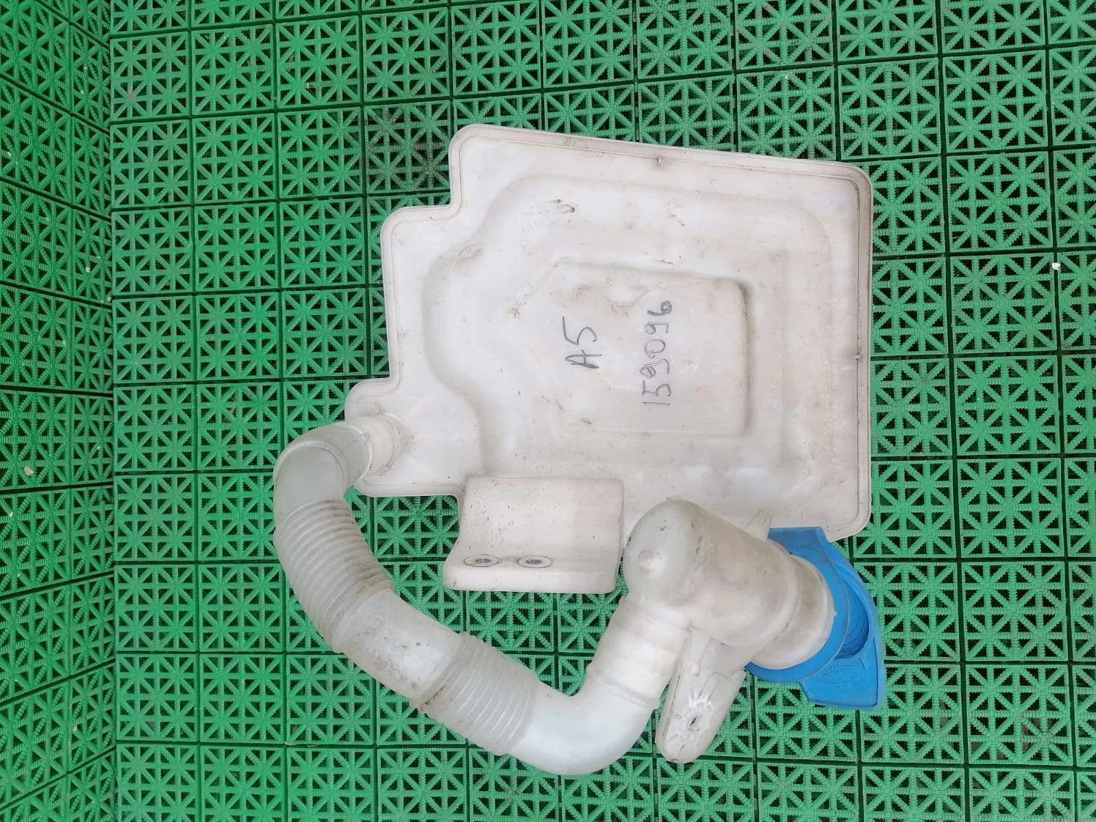 Бачок стеклоомывателя AUDI A3, SKODA OCTAVIA 1Z, VOLKSWAGEN GOLF 5/5+/6, JETTA 5 2005- под омыватель б/у A3(2004-2013);OCTAVIA 1Z(2004-2012);GOLF 5(2004-2009);JETTA 5(2005-2009);TOURAN(2003-2010)