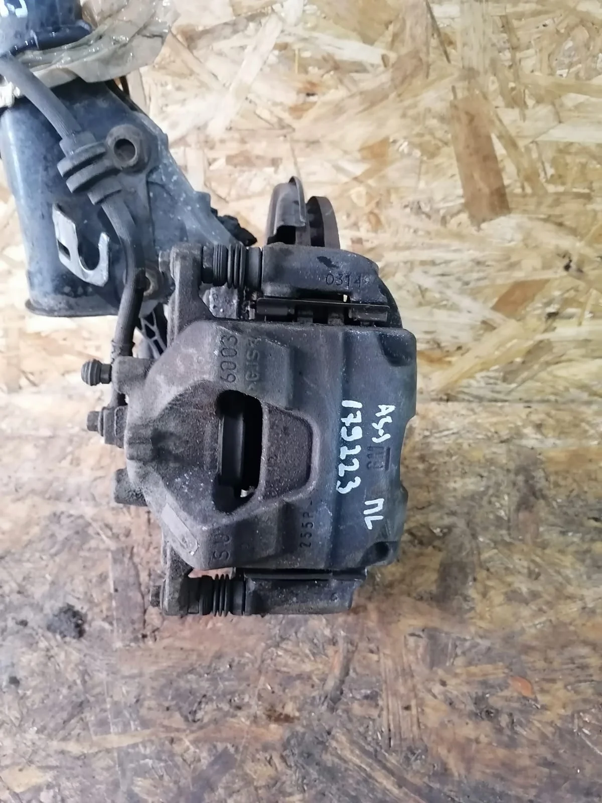 Суппорт тормозной OPEL ASTRA J, ZAFIRA C, CHEVROLET ORLANDO 2011- передний левый б/у ASTRA J(2009-2017);ZAFIRA C(2013-2019);ORLANDO(2011-2015)