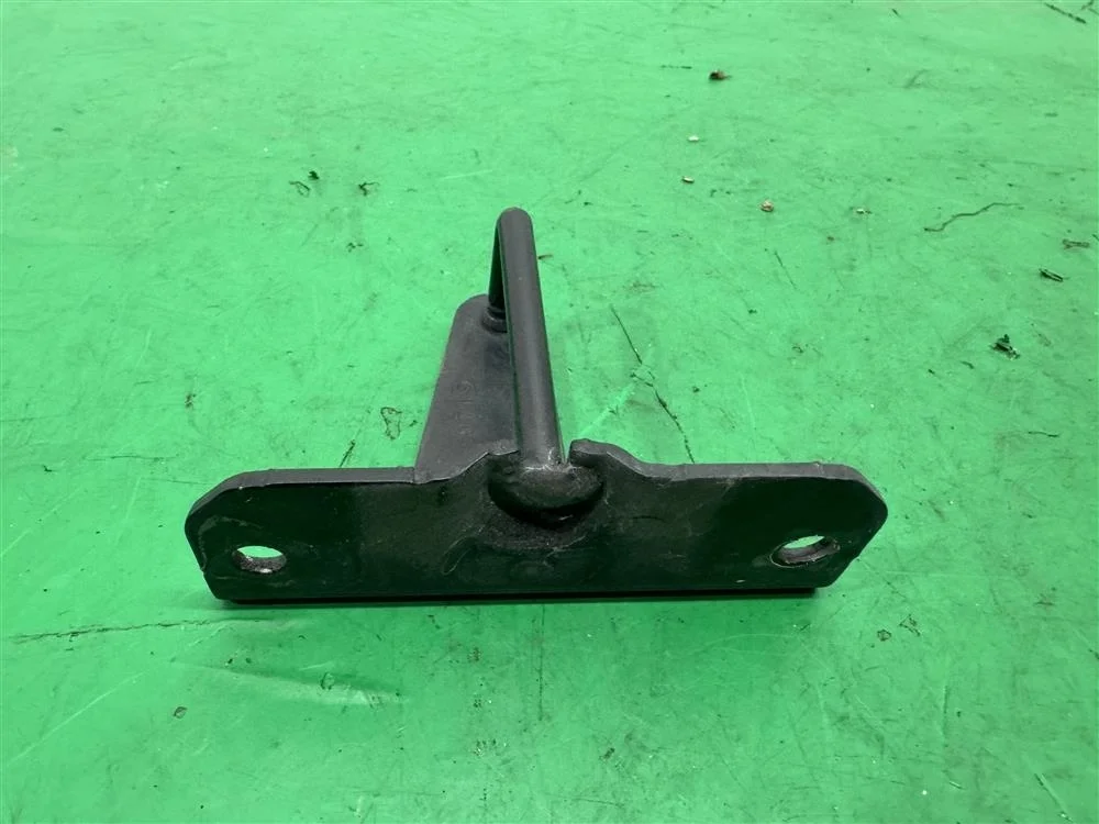 Петля замка капота