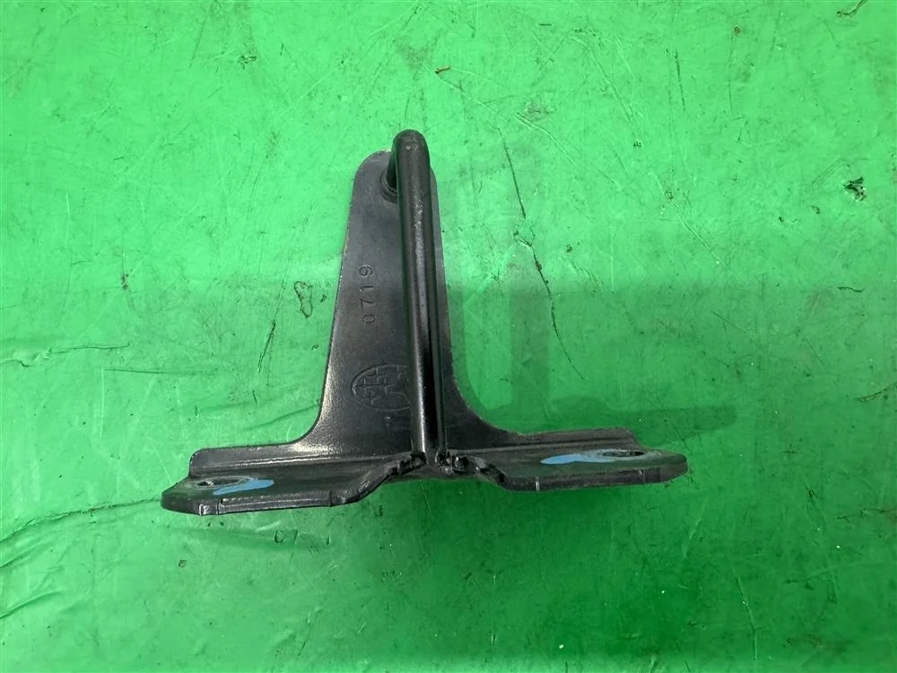 Петля замка капота