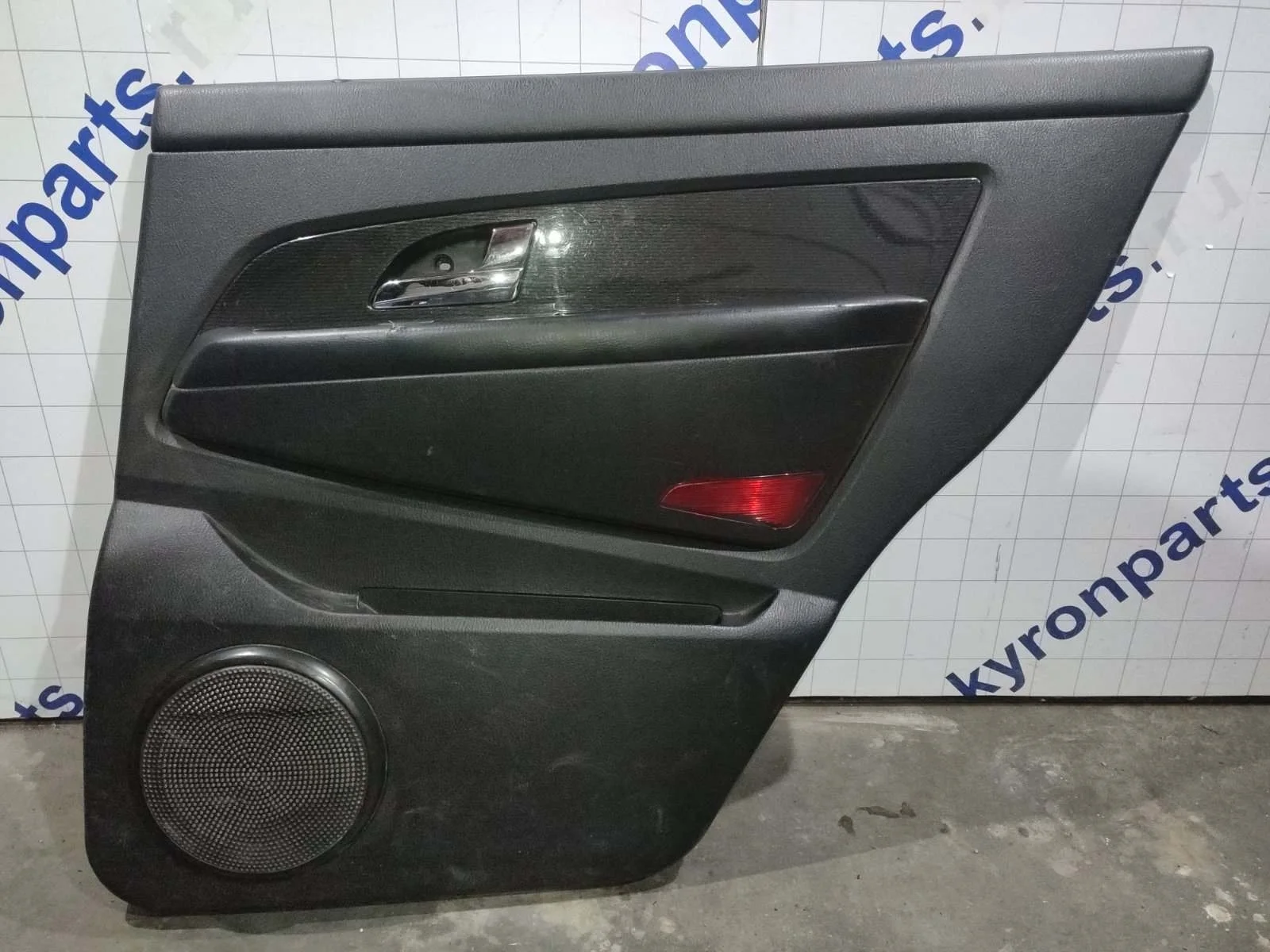 Обшивка двери SsangYong Rexton 2010 Y250