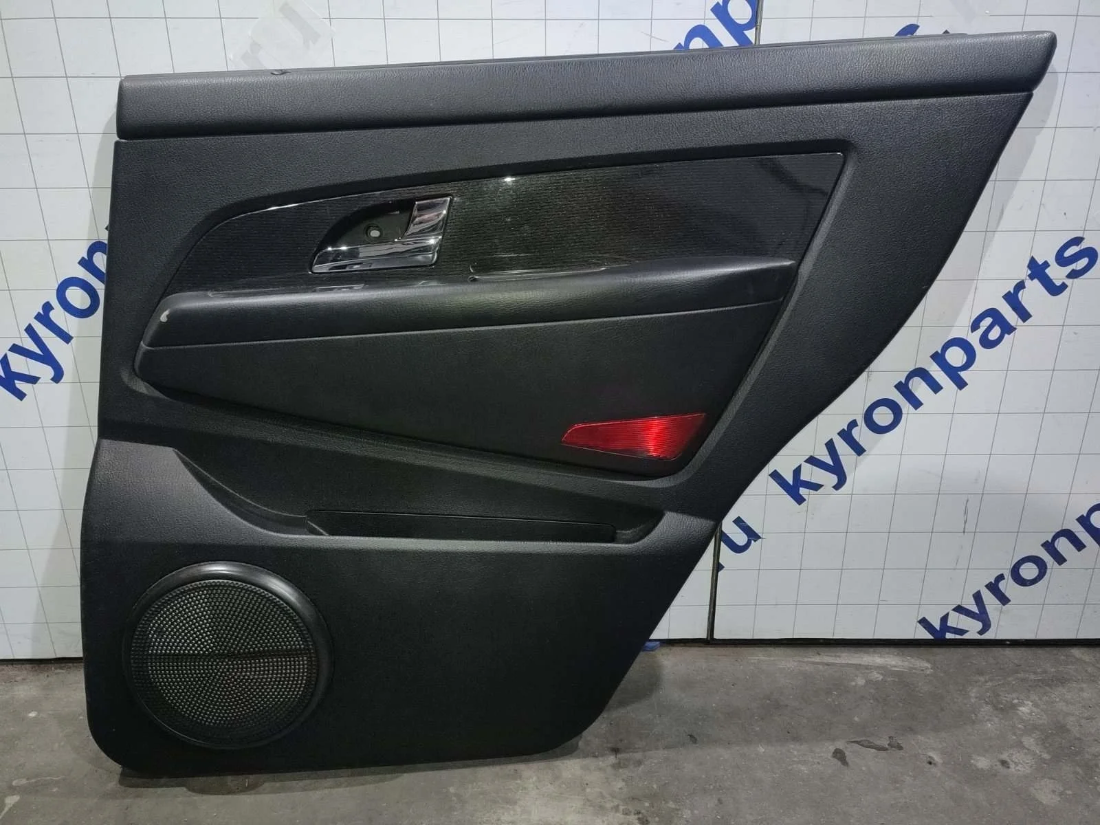 Обшивка двери SsangYong Rexton 2010 Y250