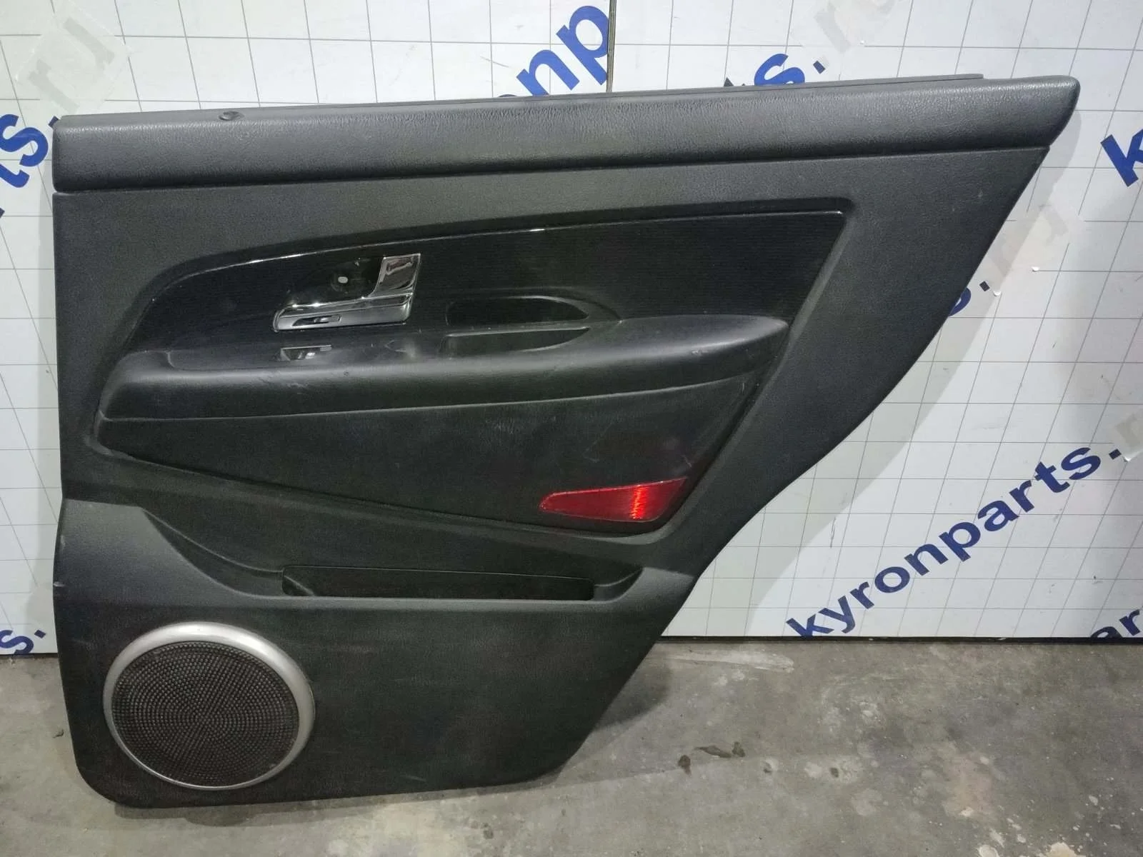 Обшивка двери SsangYong Rexton 2010 Y250