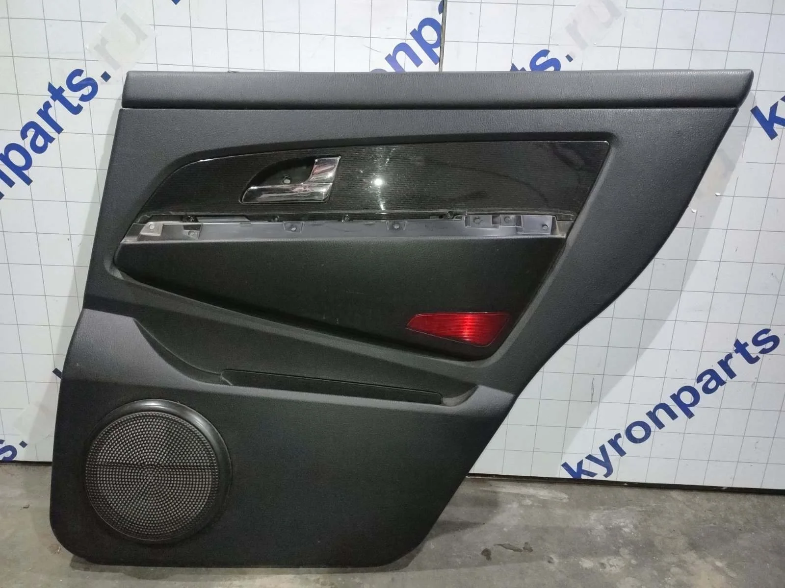 Обшивка двери SsangYong Rexton 2010 Y250