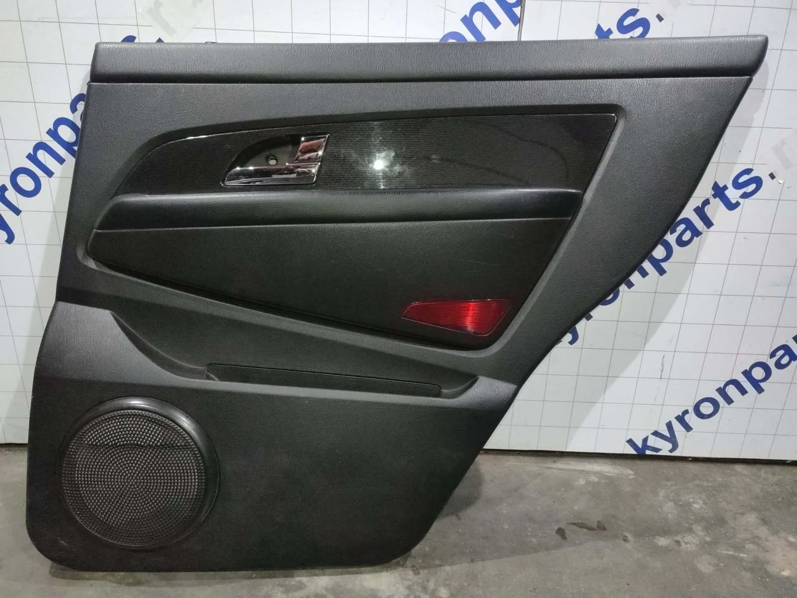Обшивка двери SsangYong Rexton 2010 Y250