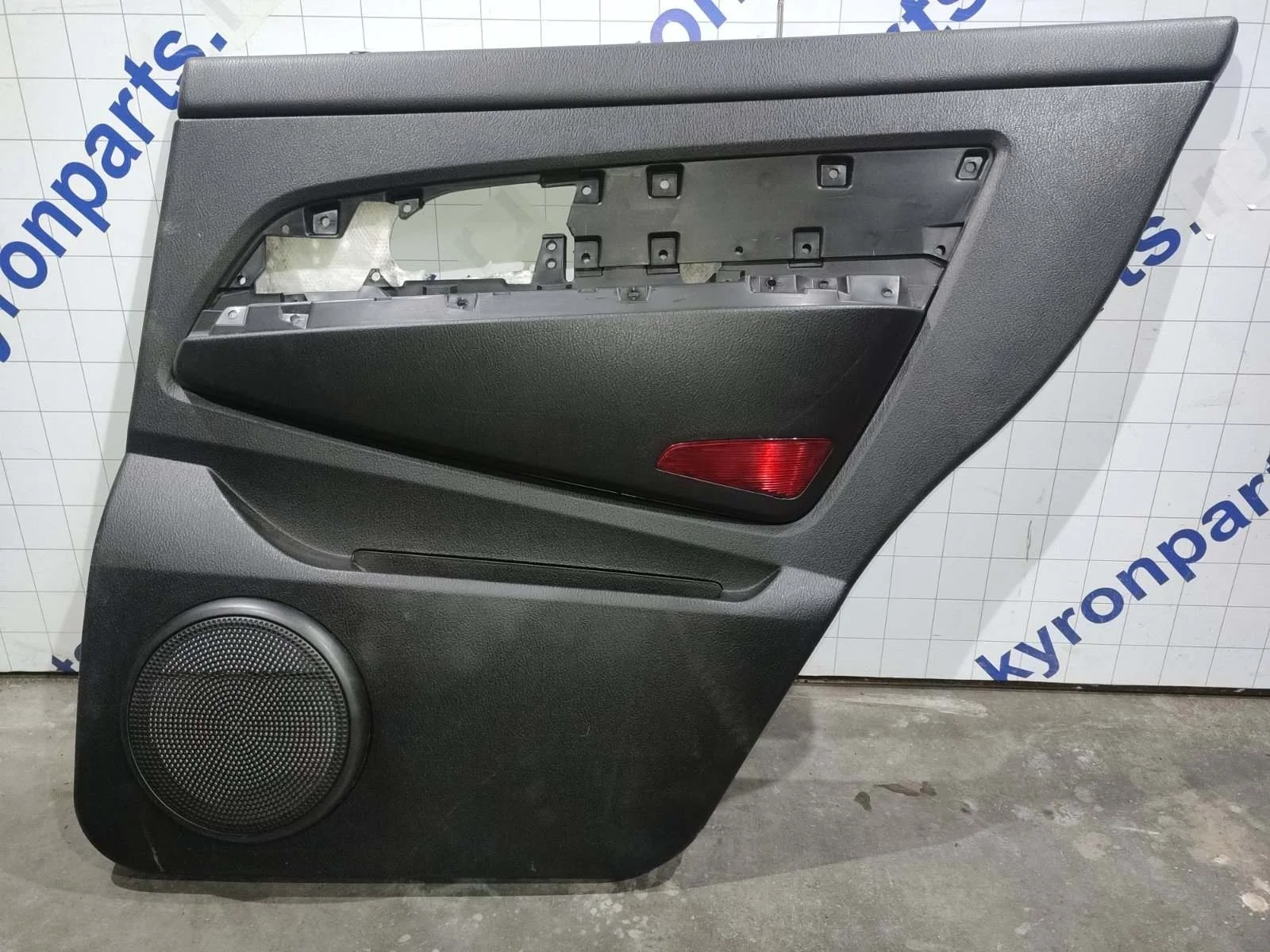 Обшивка двери SsangYong Rexton 2010 Y250