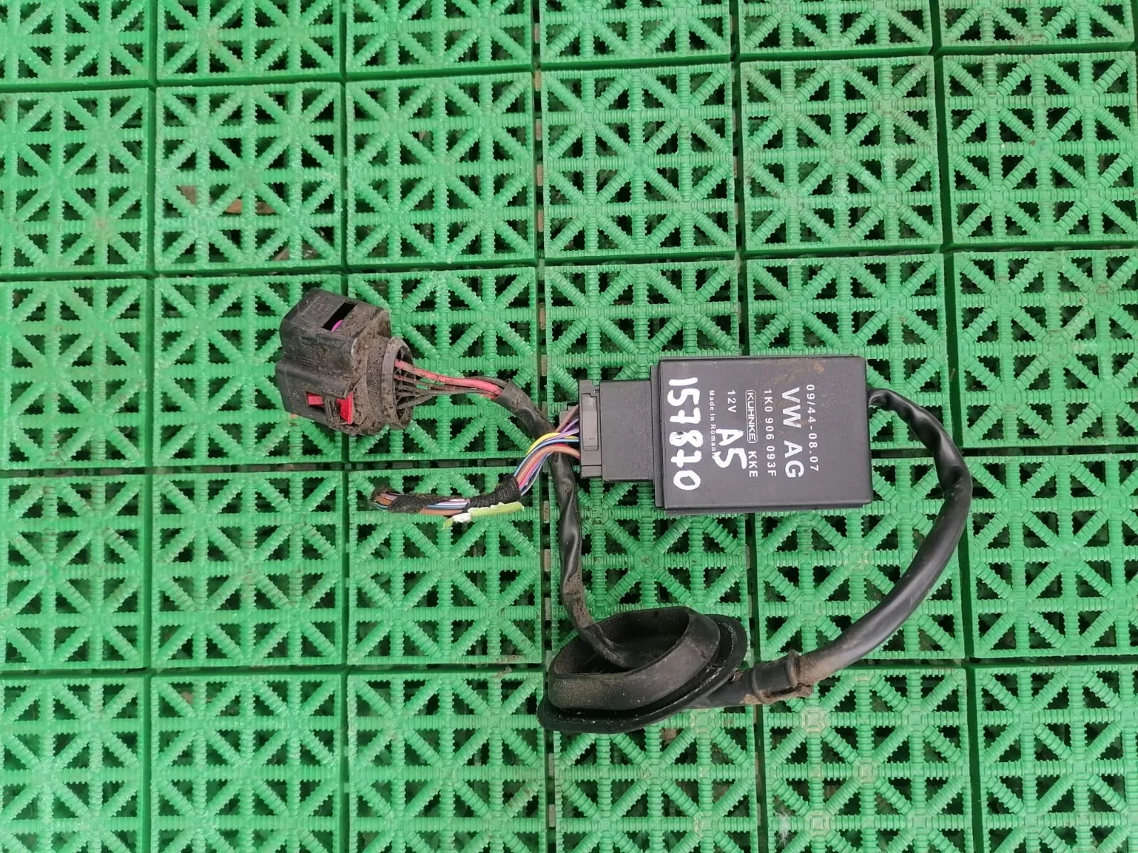 Блок реле управления бензонасосом AUDI A3, VOLKSWAGEN GOLF 5, PASSAT B6 2005- б/у A3(2004-2013);GOLF 5(2004-2009);PASSAT B6(2005-2010);JETTA 5(2005-2009);TOURAN(2003-2010)