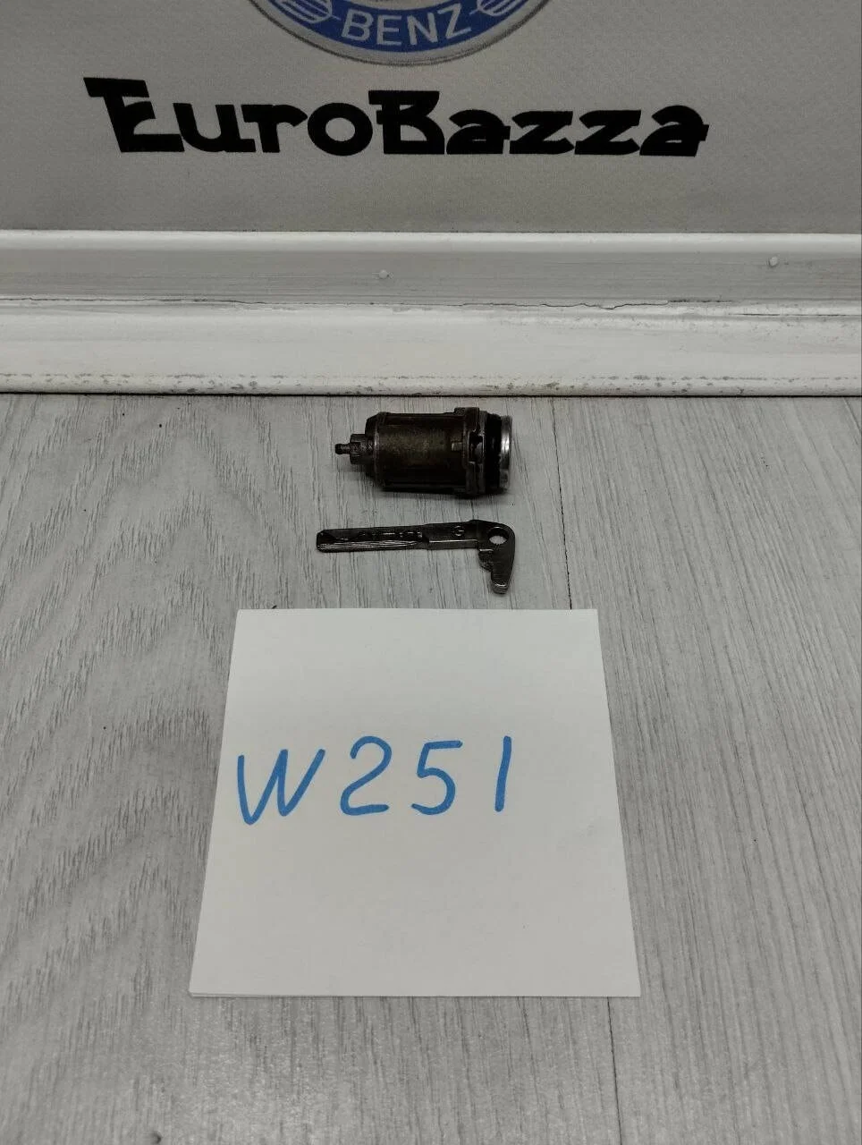 Личинка с ключом Mercedes W251