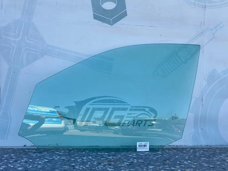 Стекло передней левой двери Mercedes-benz 2009 W204