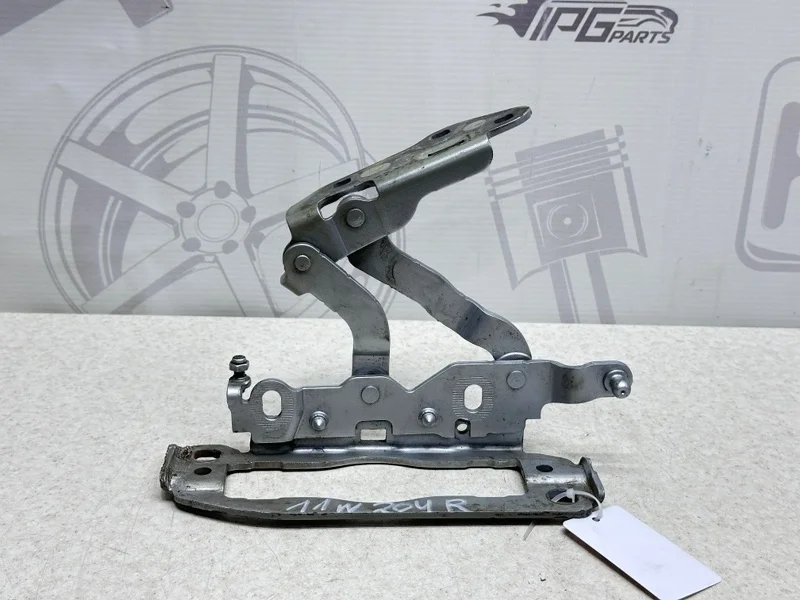 Петля капота правая Mercedes-benz 2009 W204