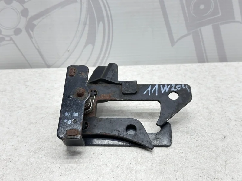 Крюк капота Mercedes-benz 2009 W204