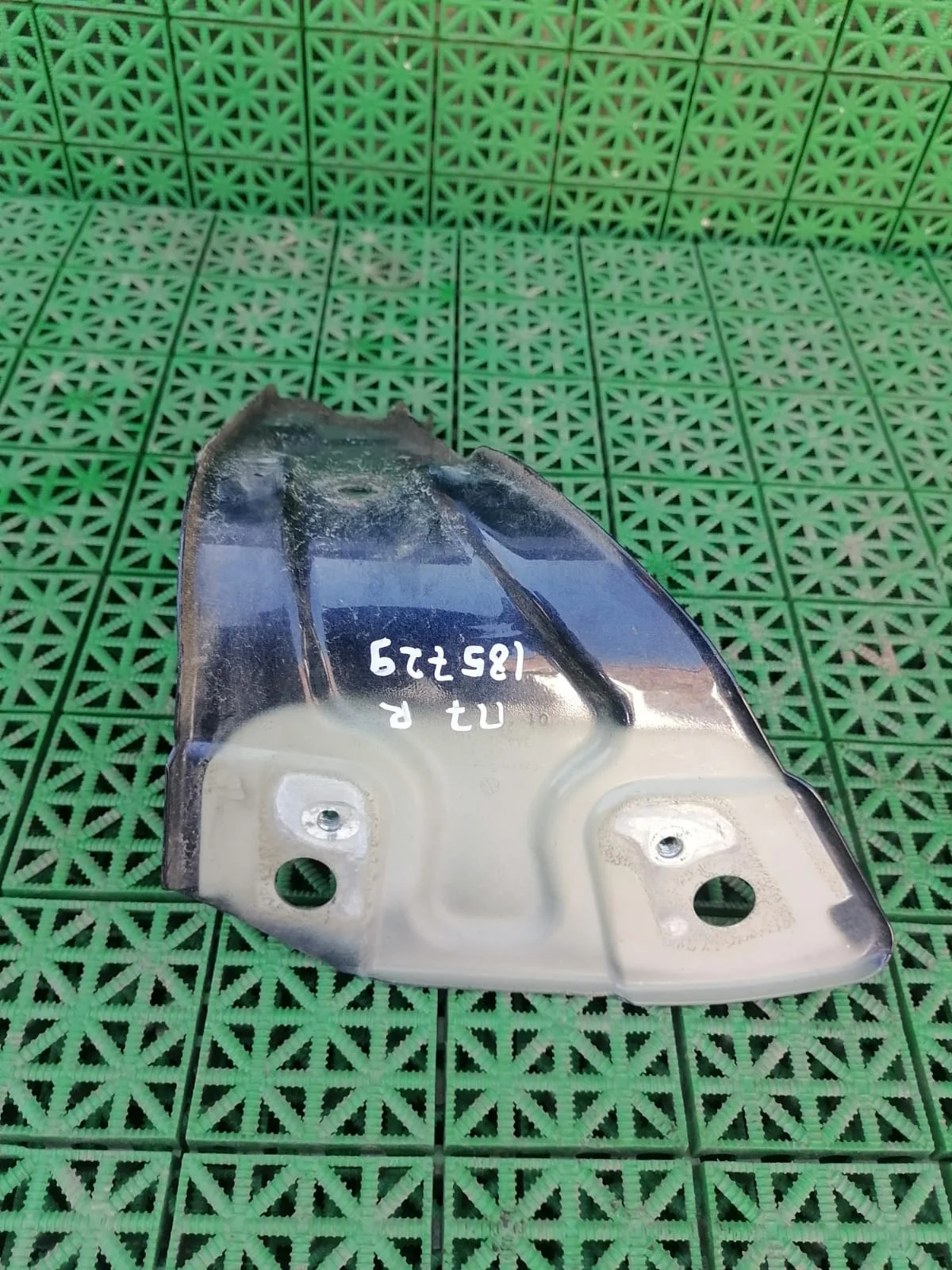 Кронштейн крепления крыла VOLKSWAGEN PASSAT B7 2011- правый чёрный б/у PASSAT B7(2011-2015)