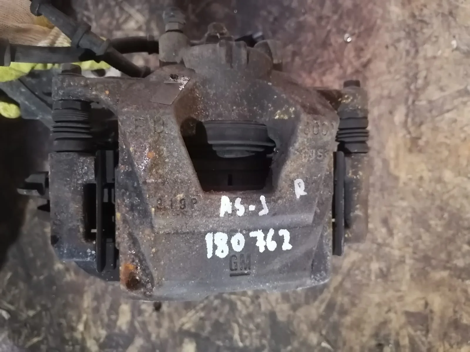 Суппорт тормозной OPEL ASTRA J, ZAFIRA C, CHEVROLET ORLANDO 2011- передний правый б/у ASTRA J(2009-2017);ZAFIRA C(2013-2019);ORLANDO(2011-2015)