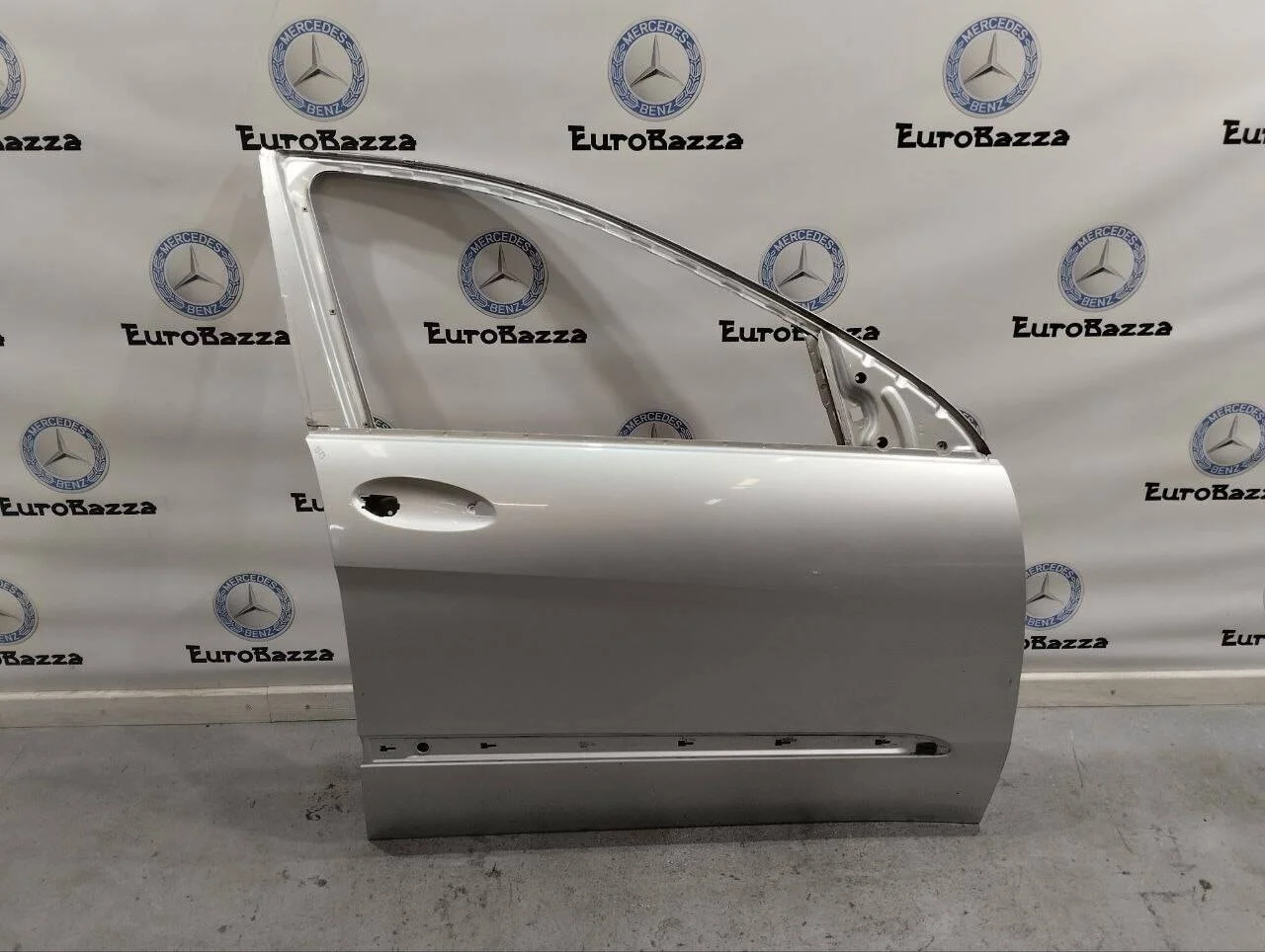 Дверь передняя правая Mercedes W251