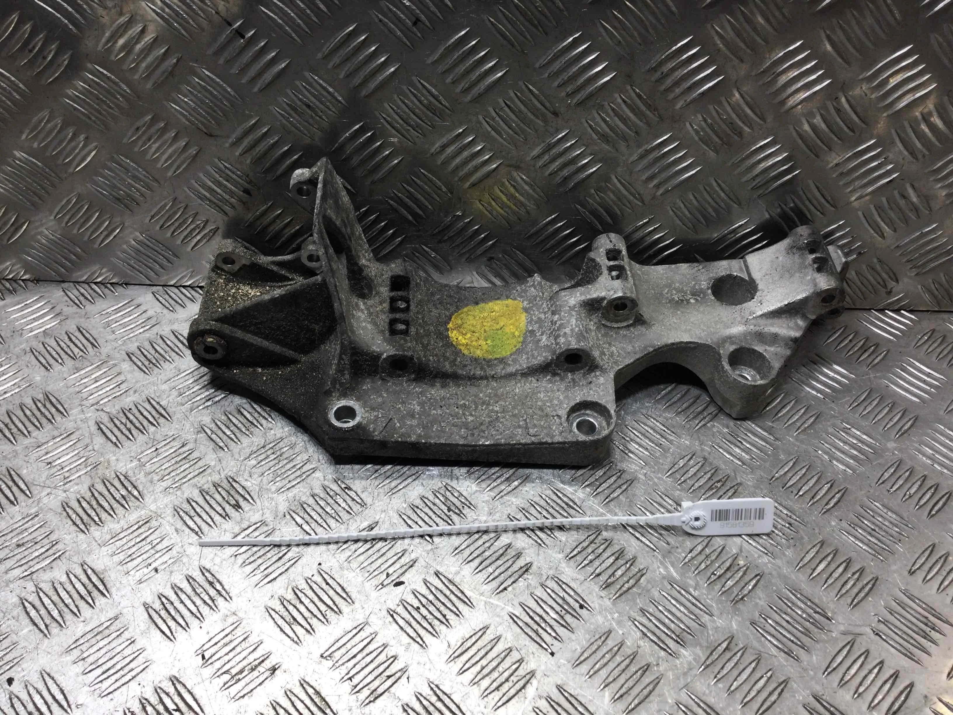 Кронштейн двигателя Volkswagen Golf 4 поколение (1997-2004) бензин 1.6 i Механика Х/б