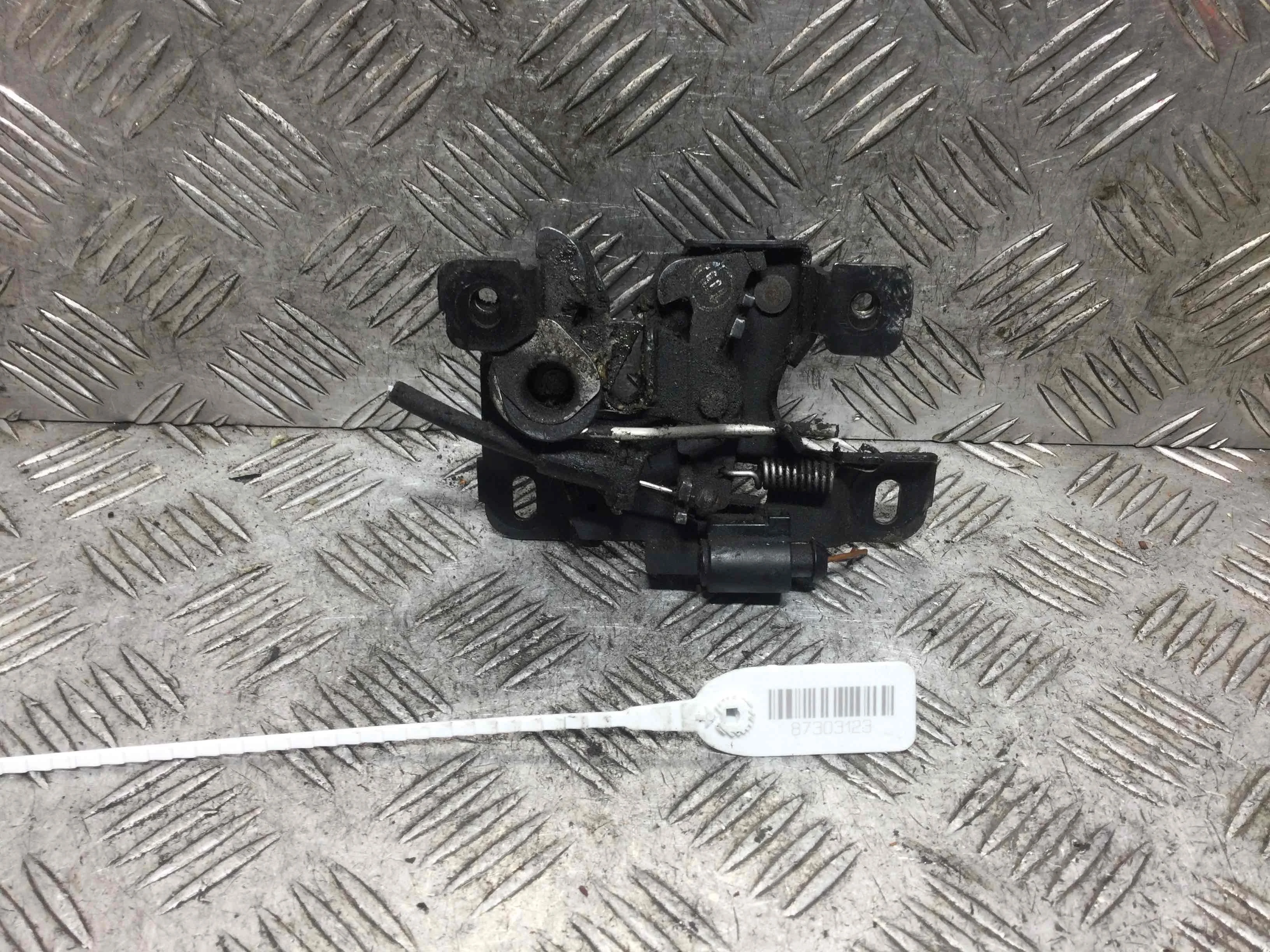 Замок капота Audi A3 8L (1996-2000) бензин 1.8 i Автомат Х/б