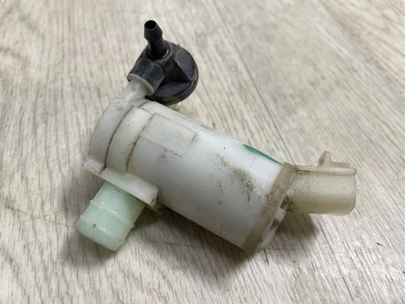 Насос стеклоомывателя MITSUBISHI ASX 2010- 8260A217 GA2W GA3W GA7W GF2W GF3W GF7W 4A91 4A92 4B10 4B11 4B12 6B31