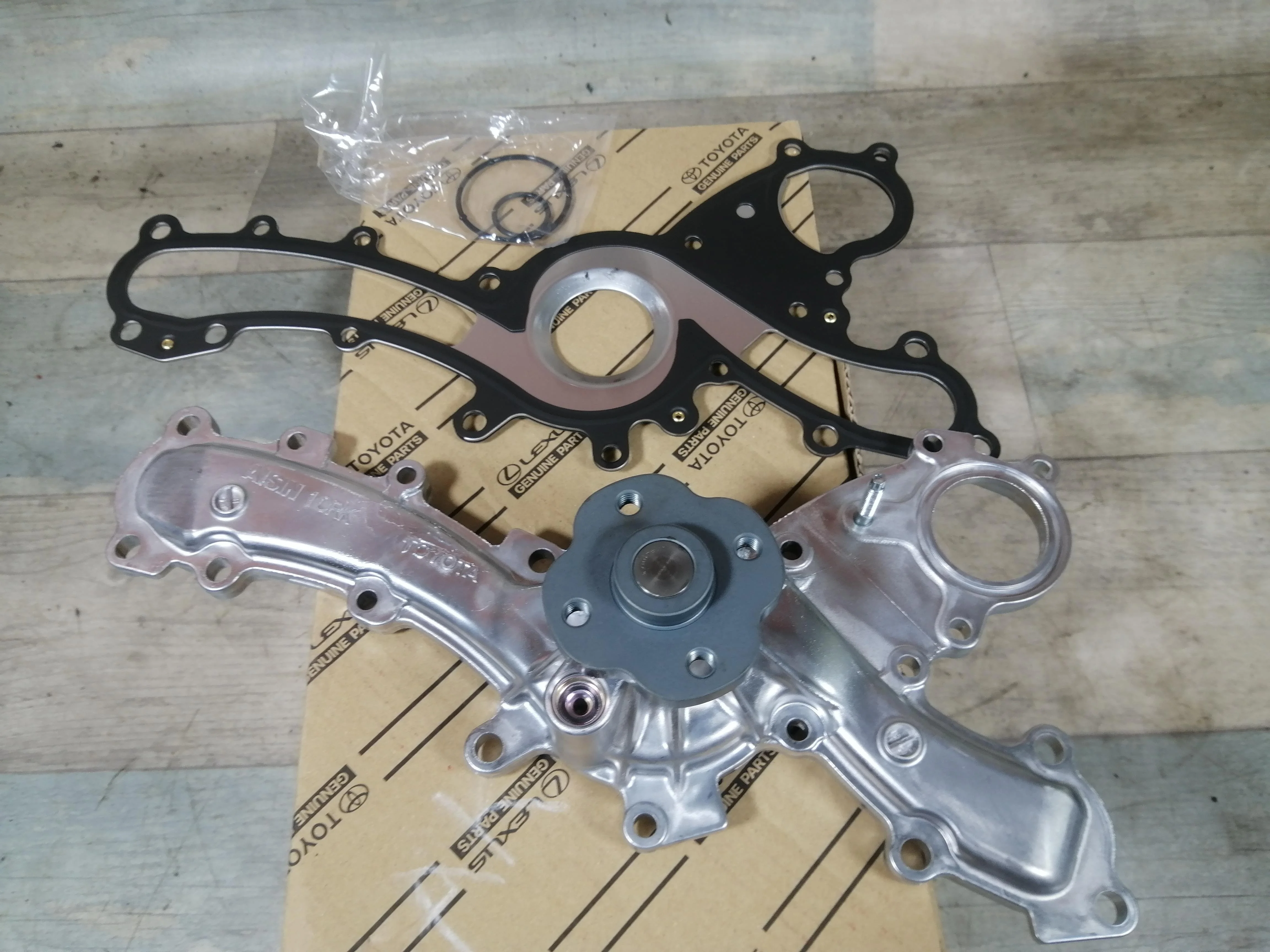 Помпа TOYOTA CAMRY LEXUS ES RX 3.5 2GRFE