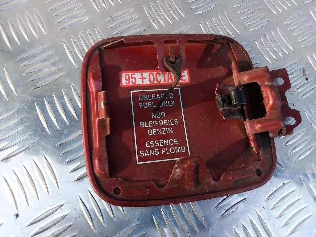 Лючок бензобака MITSUBISHI CARISMA I рестайлинг (