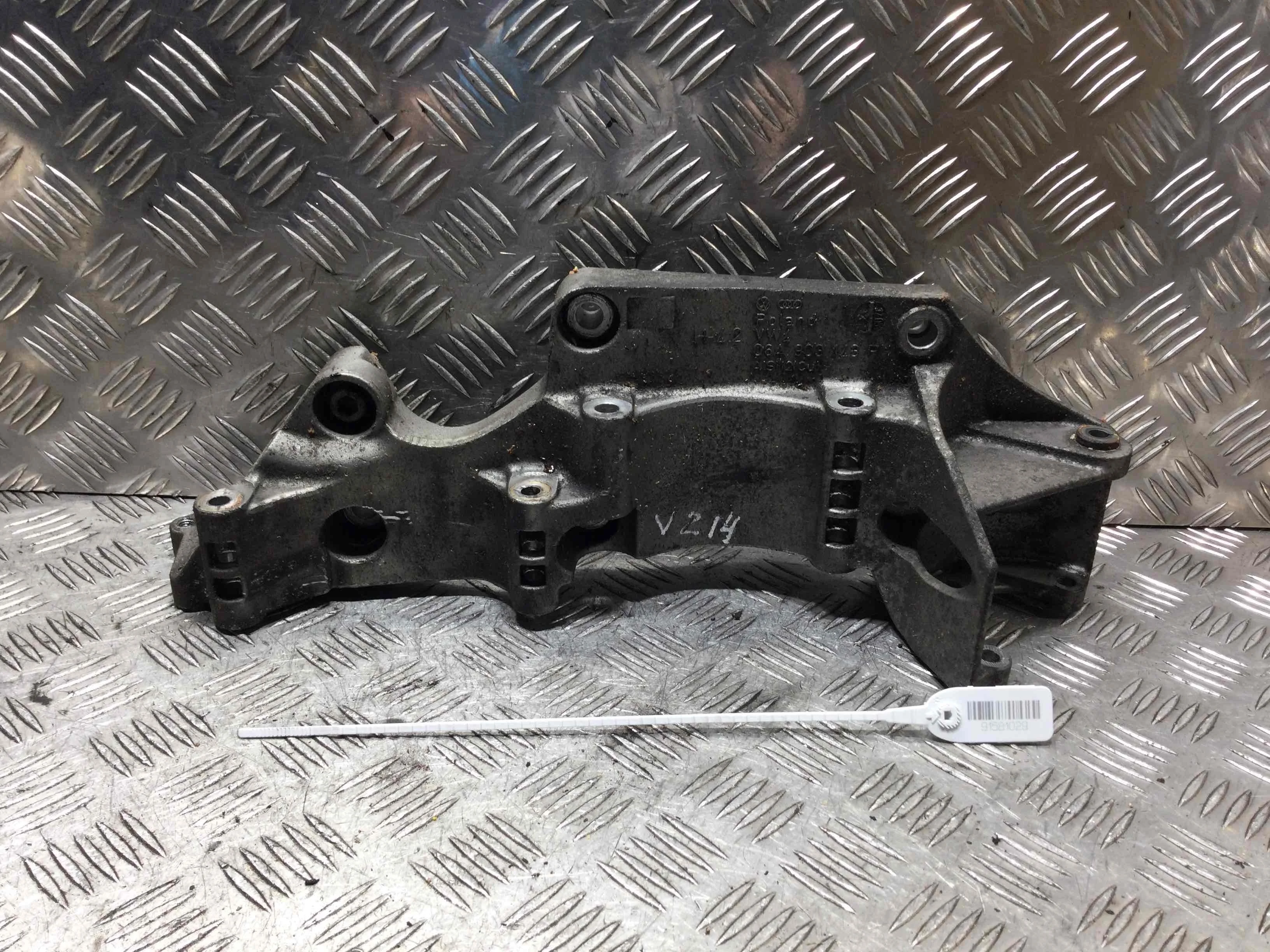 Кронштейн двигателя Volkswagen Bora Bora (1J) 1998 - 2005 бензин 2.0 i Механика Универсал