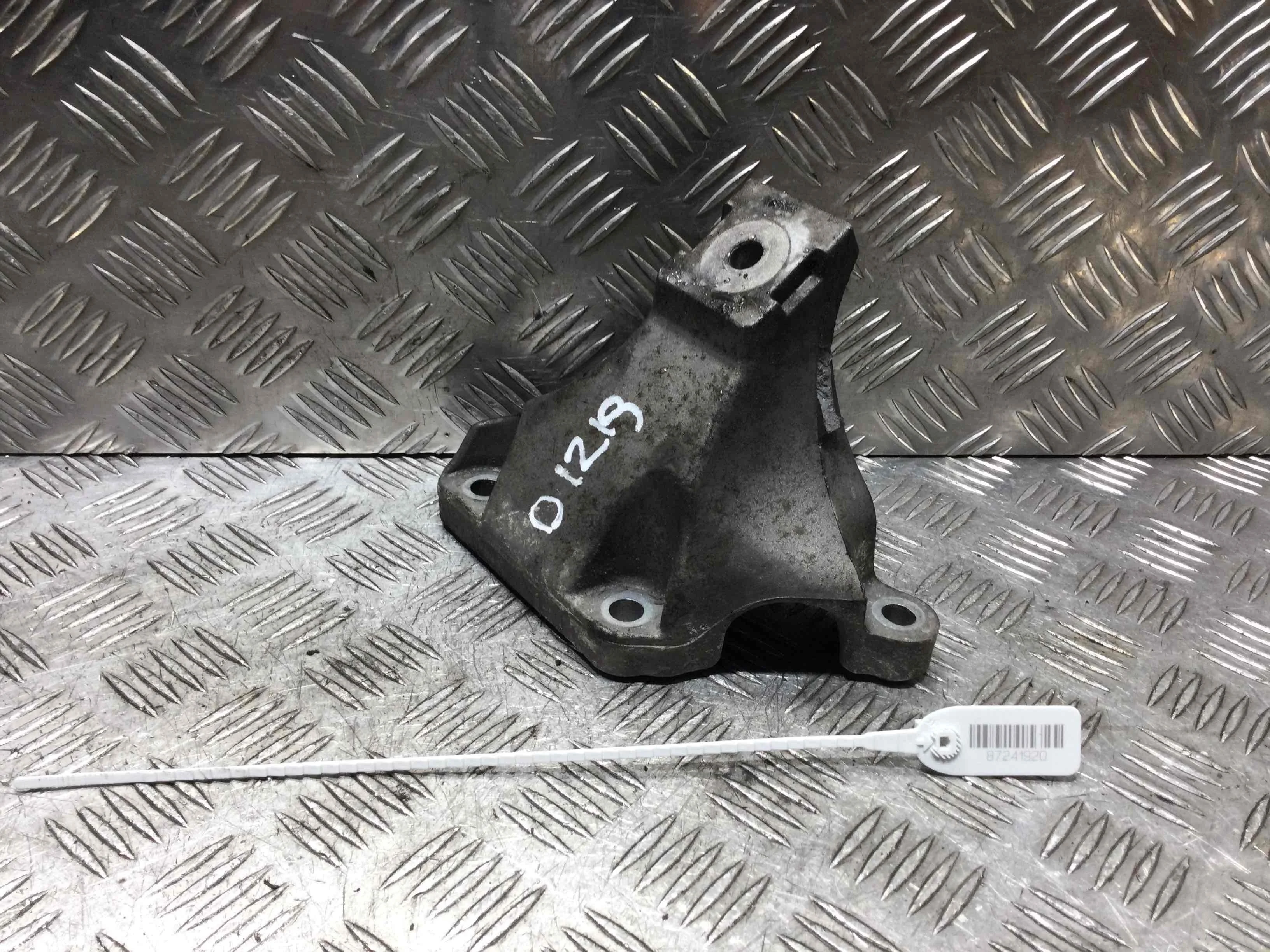 Кронштейн двигателя Audi A6 C6/4F (2004-2008) дизель 2.7 TDI Механика Седан