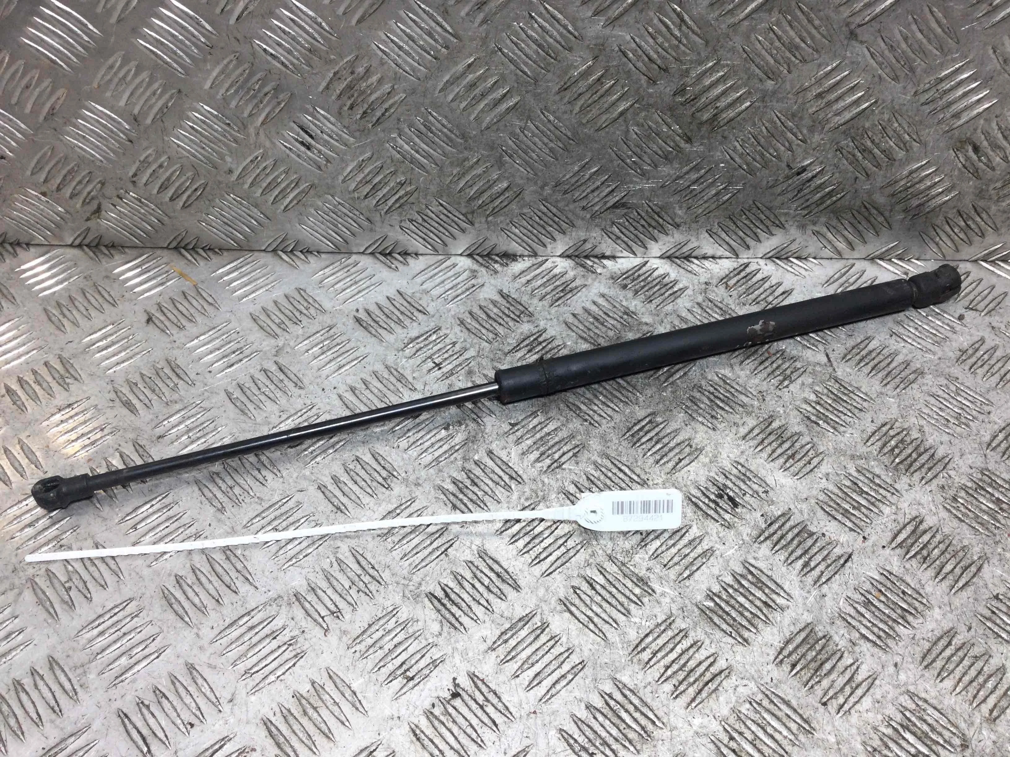 Амортизатор капота Volkswagen Bora Bora (1J) 1998 - 2005 бензин 2.0 i Механика Универсал