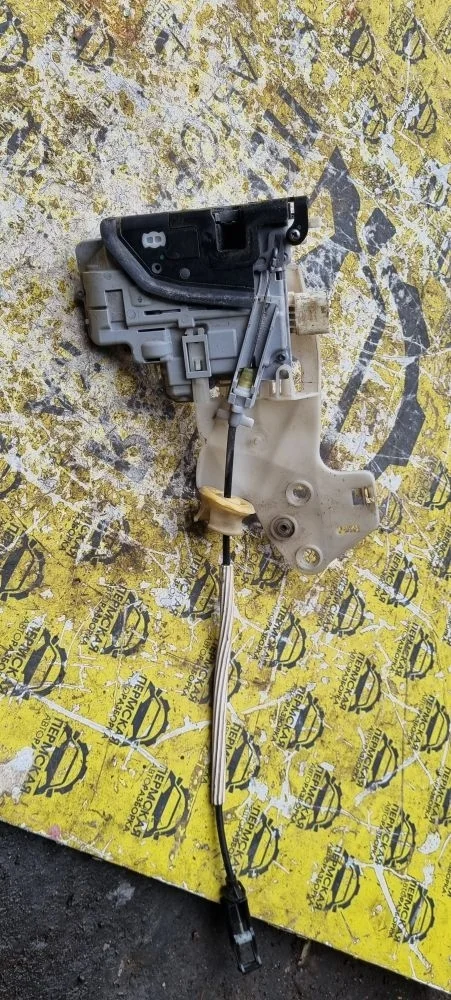 Замок двери передней правой VW Touareg 2010-2018