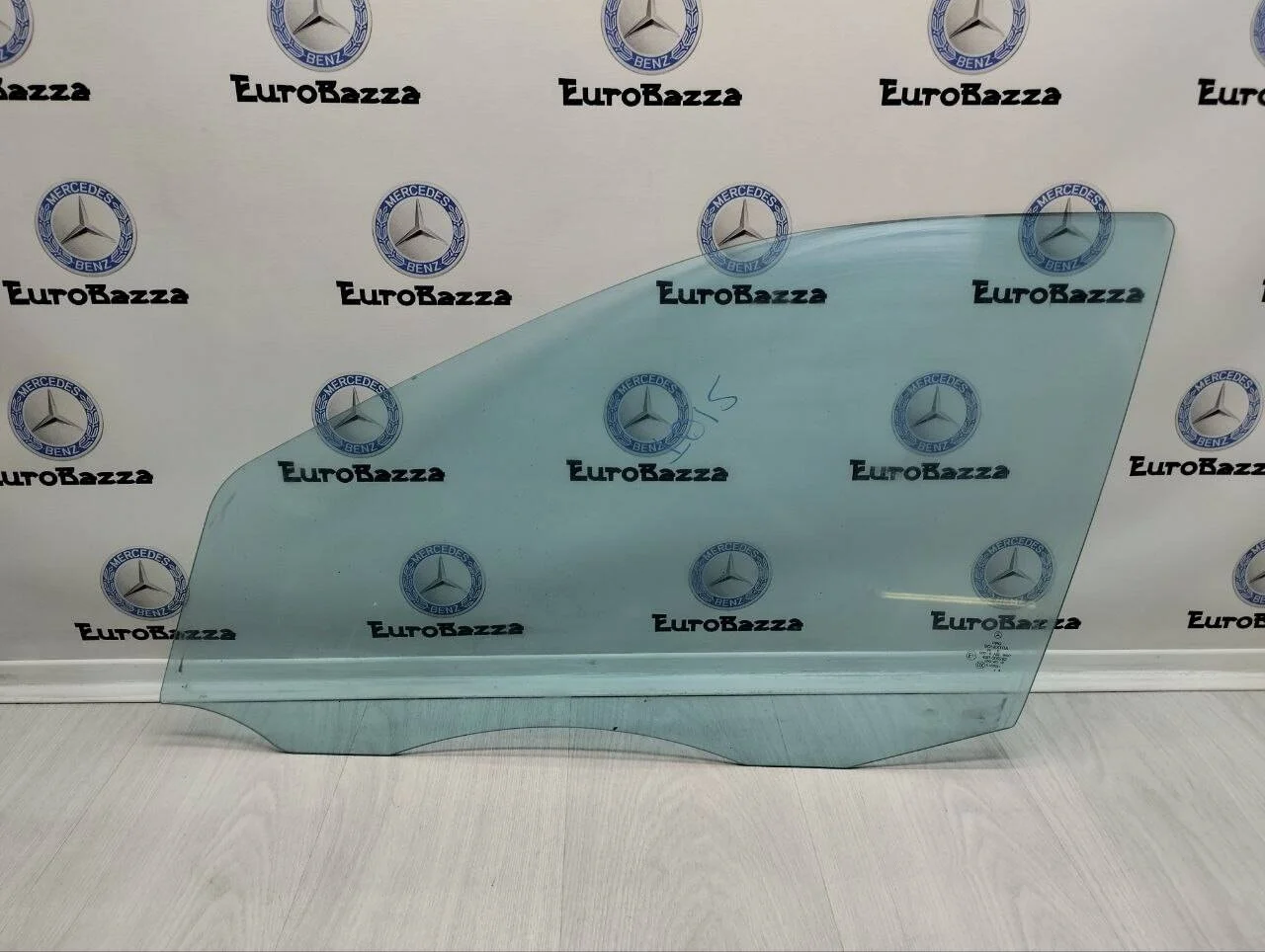 Стекло двери передней левой Mercedes W203