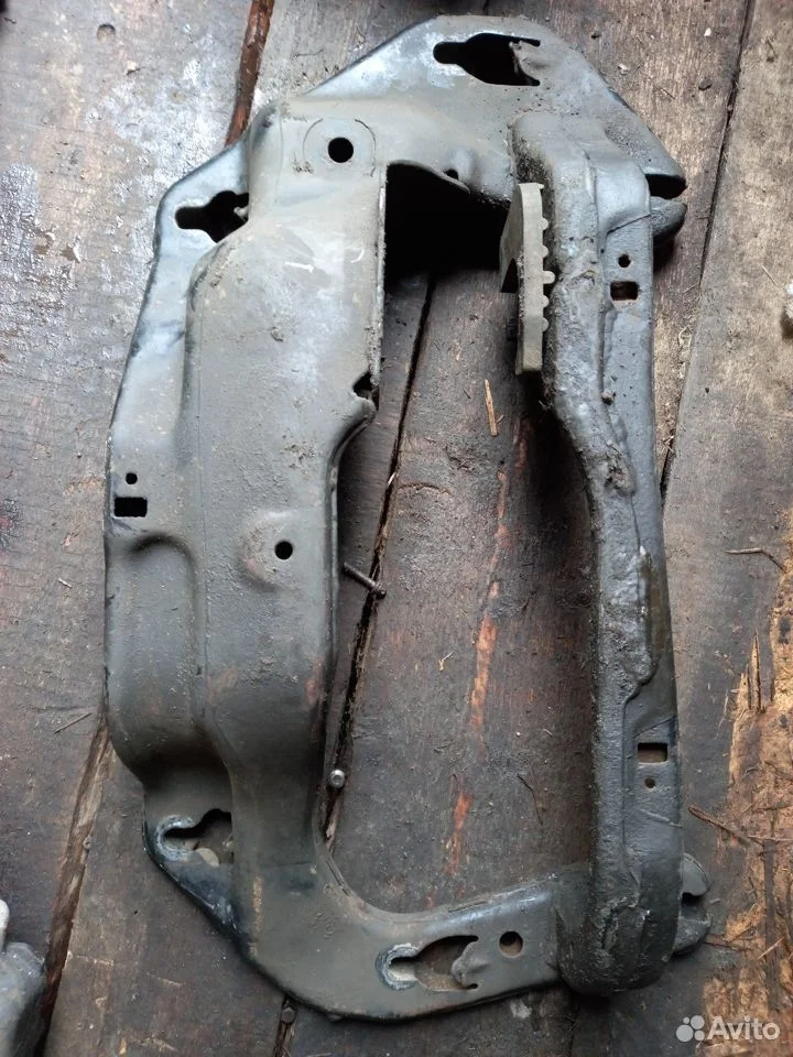 Опорная балка акпп на bmw x5 x6 e70 e71