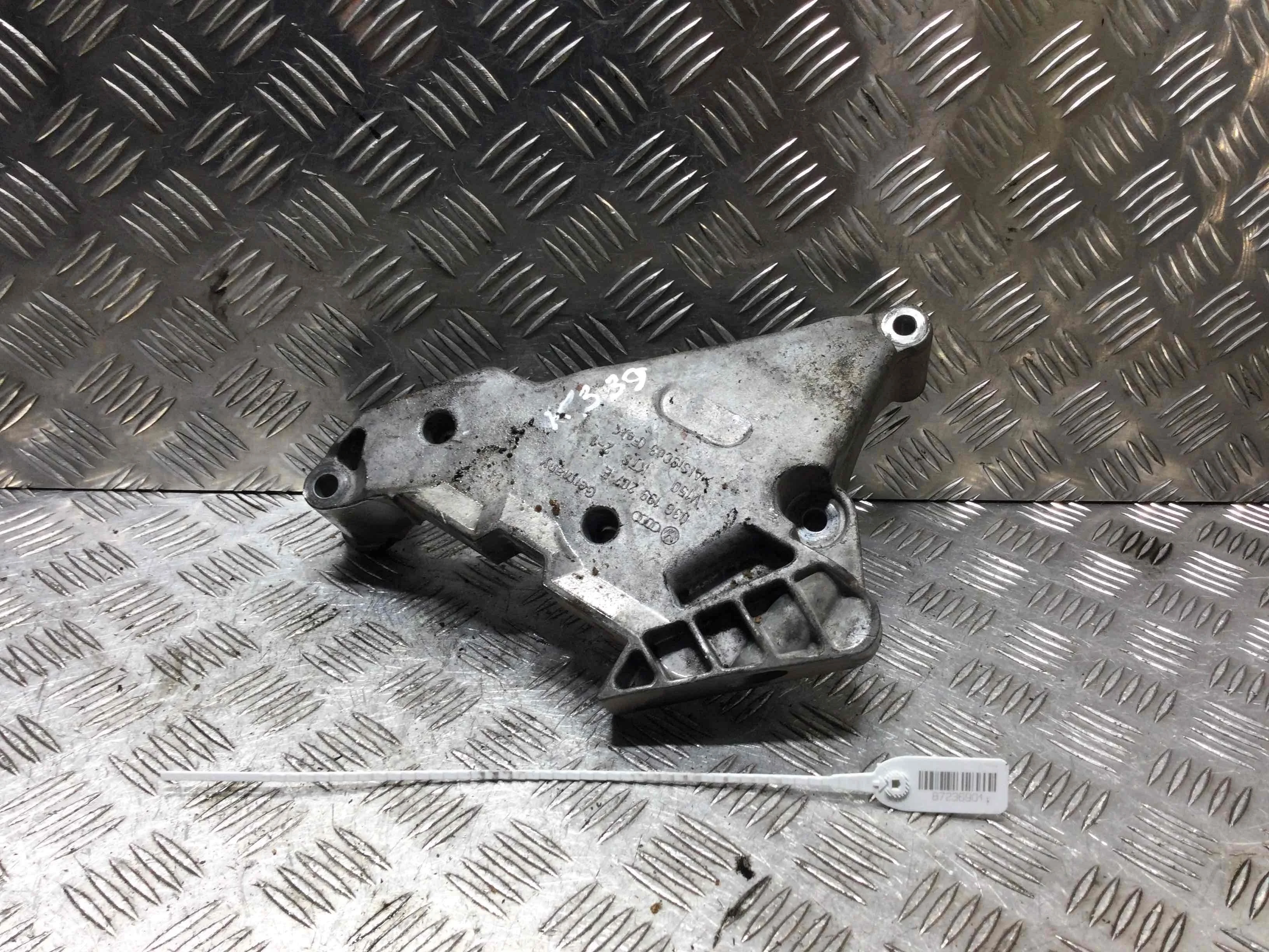 Кронштейн двигателя Audi A3 8P/8PA [рестайлинг] (2004-2008) дизель 2.0 TDI DSG Х/б