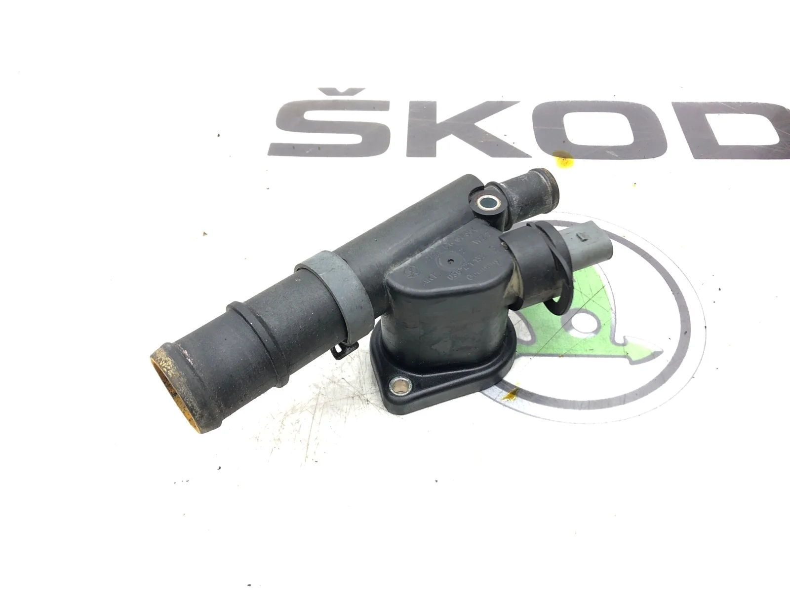 Фланец системы охлаждения Skoda Octavia 2009 038121132G A5 (1Z)