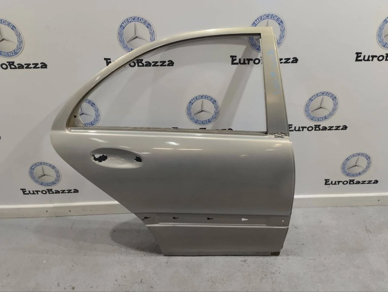 Дверь задняя правая Mercedes W203