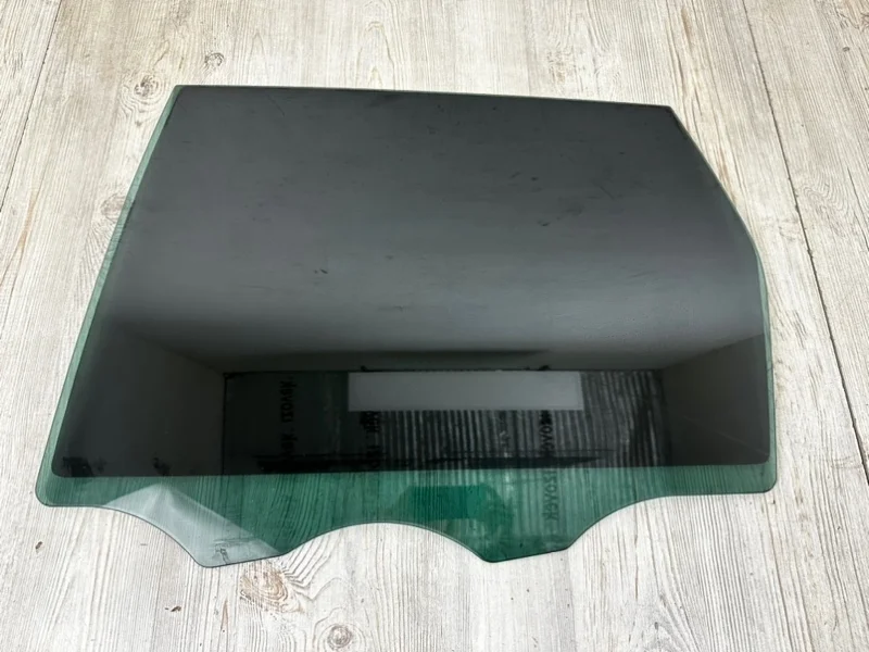 Стекло двери VW Touareg NF 2013 7P